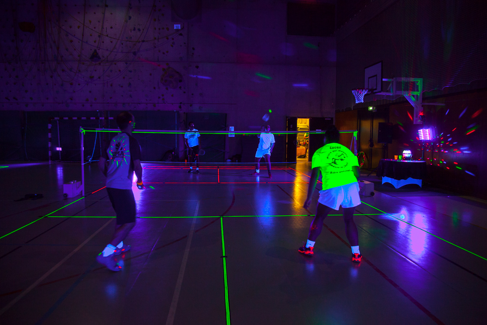 Un évènement sportif sous lumière noire : le Badminton fluo
